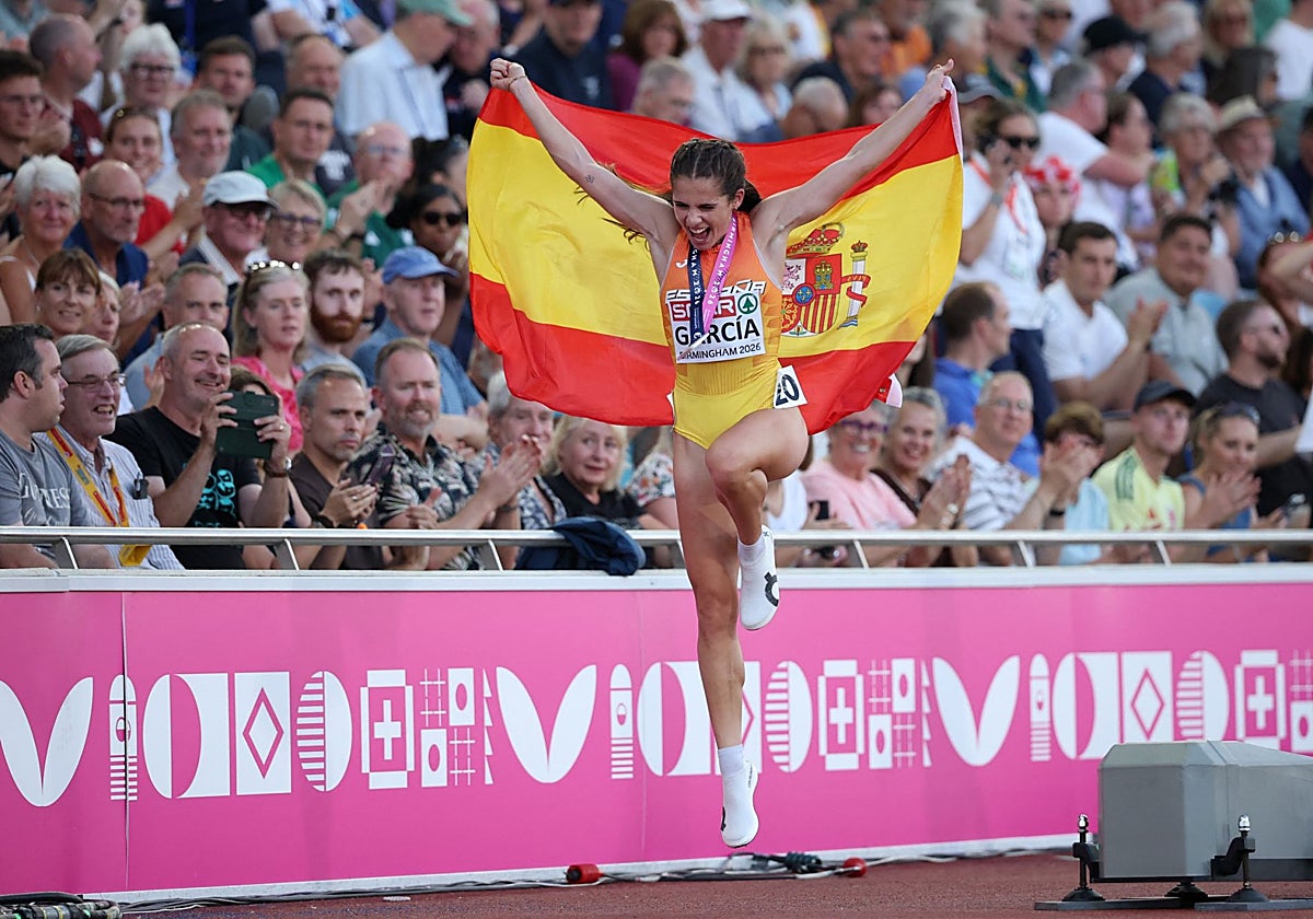 Marta García celebra su plata europea en 5.000.