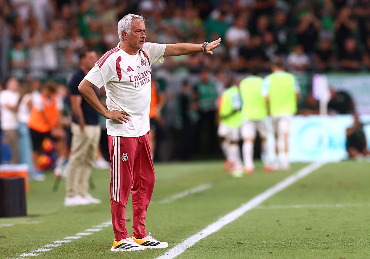 José Mourinho, durante el amistoso del Real Madrid ante el Ferencváros.