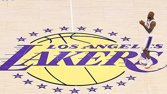 Venden los Lakers por 12.500 millones de dólares a un empresario relacionado con Trump y a un antiguo alto cargo de Disney