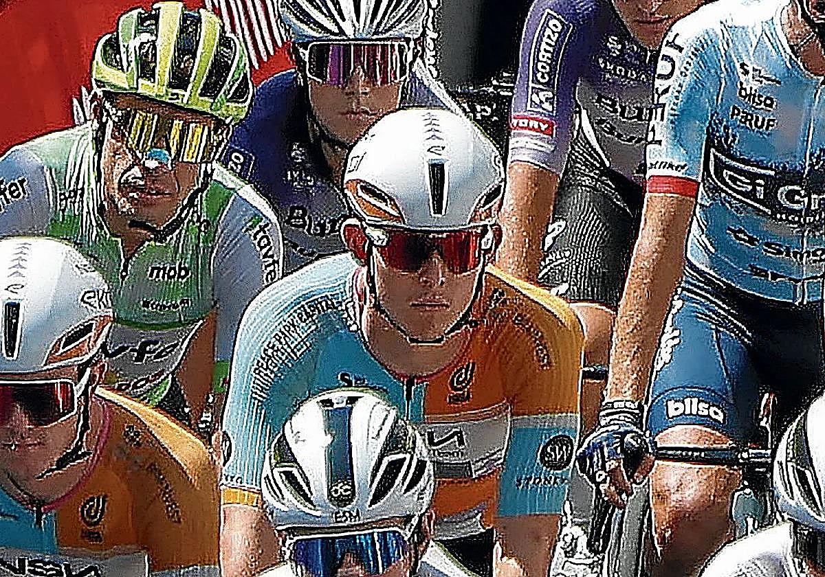 Finlay, en el centro con casco blanco y maillot azul, naranja y blanco, en la salida de la etapa de ayer.