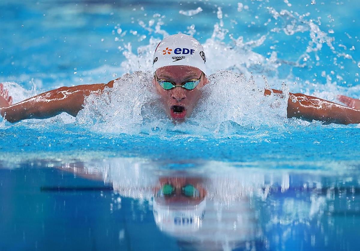 El francés, Léon Marchand, en acción durante la final de los 200 m mariposa masculinos