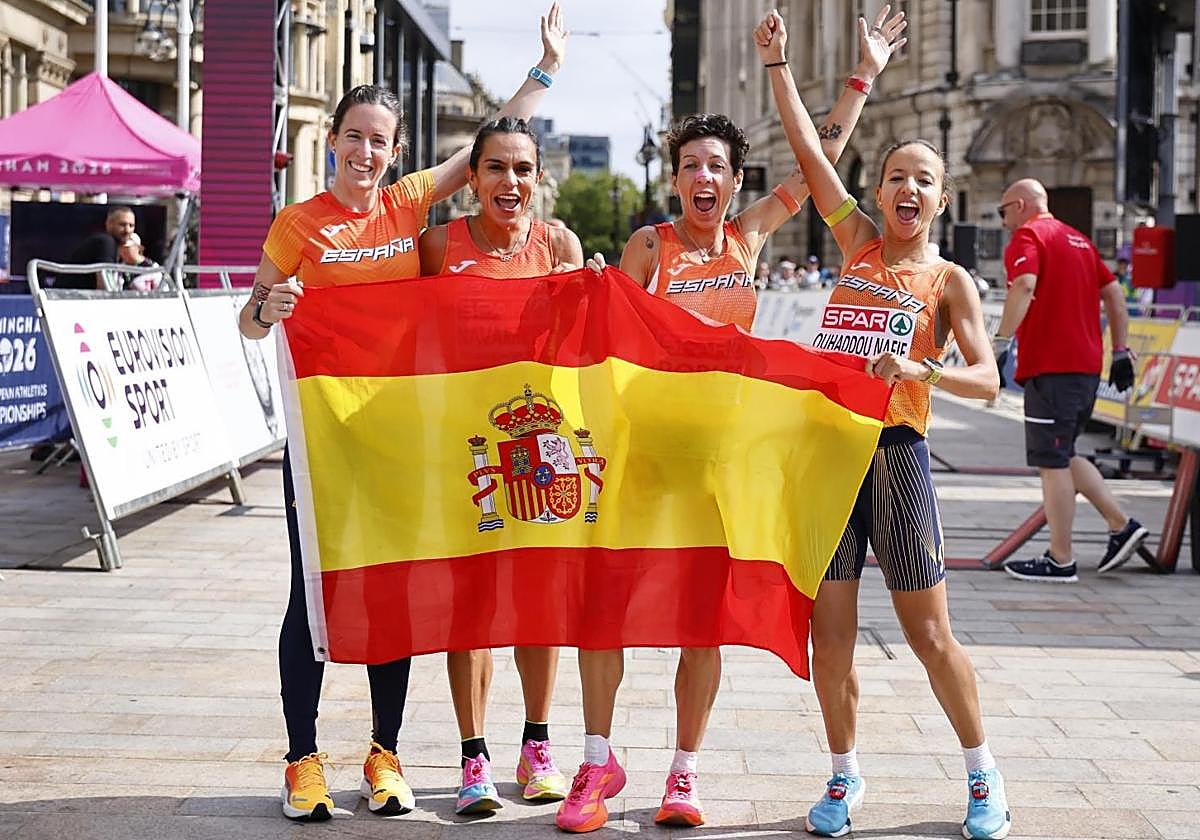 Meritxell Soler (izquierda), Ester Navarrete (segunda por la izquierda), Carolina Robles (segunda por la derecha) y Fatima Azzahraa Ouhaddou Nafie (derecha), de España, posan tras la maratón femenina del Campeonato de Europa de Atletismo de Birmingham 2026.