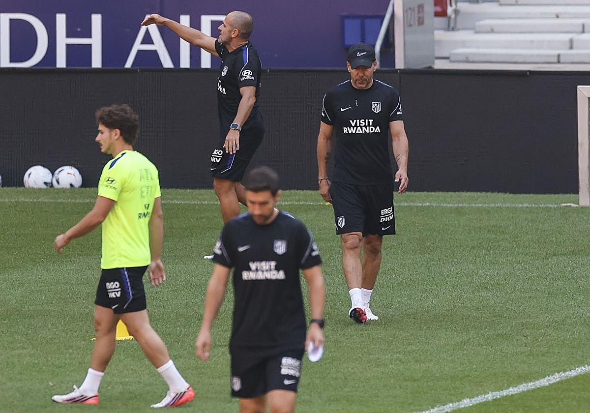 Simeone sostiene el pulso con el Barça y llama a «armar» el Atlético «en torno» a Julián Álvarez