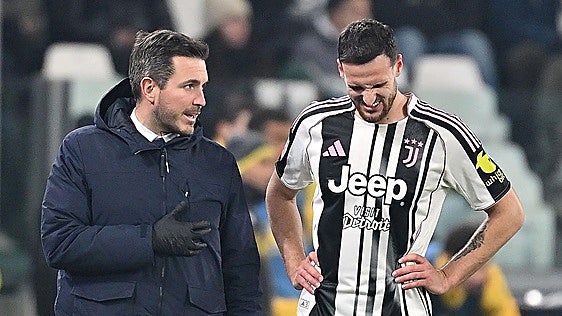 Un aficionado de la Juventus lesiona por accidente al jugador Federico Gatti tras invadir el campo