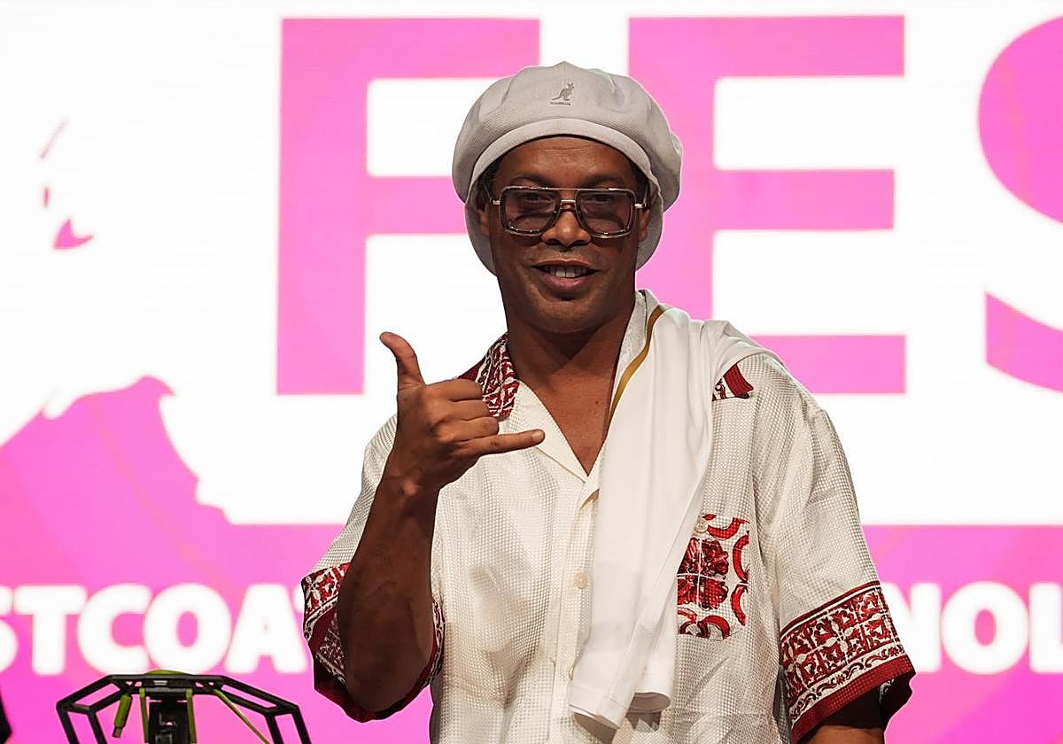 Ronaldinho aterriza en Italia para volver al fútbol profesional 11 años después