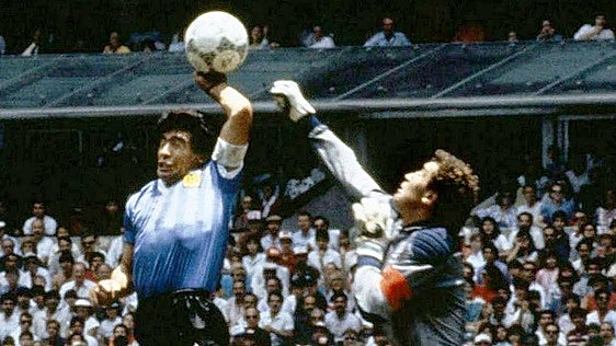 Venden por tres millones de euros el balón de la 'Mano de Dios' de Maradona en una subasta