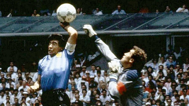 Venden por tres millones de euros el balón de la 'Mano de Dios' de Maradona en una subasta