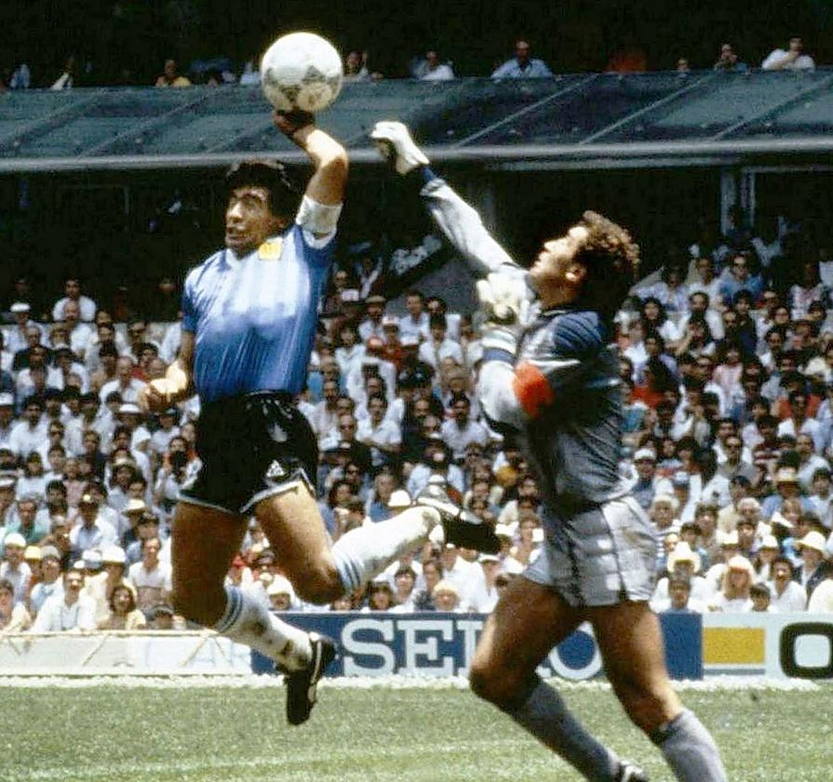 Venden por tres millones de euros el balón de la 'Mano de Dios' de Maradona en una subasta