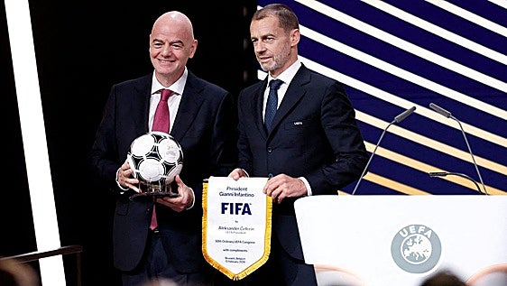 Ceferin descarta retar a Infantino por el liderazgo de la FIFA, pero le pide que se vaya