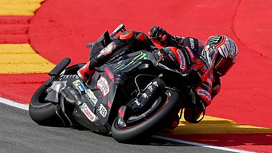 Bezzecchi rompe el récord de Aragón y Marc Márquez se reserva