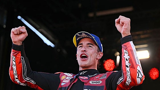 Los Márquez frenan la euforia de Bezzecchi y las Aprilia