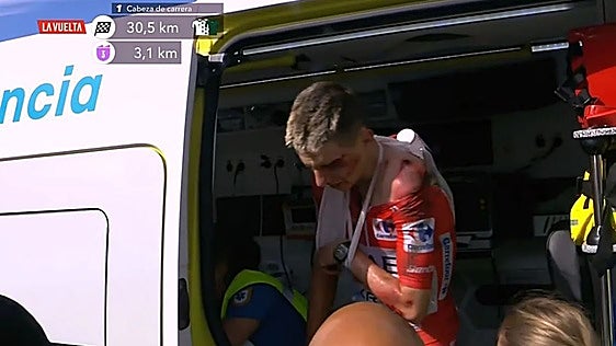 Pogacar se retira de La Vuelta con una fractura de clavícula y un traumatismo craneoencefálico