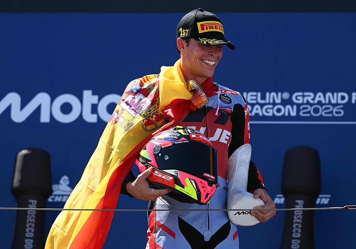 Alonso López celebra su victoria en la carrera de Moto2 de Aragón.