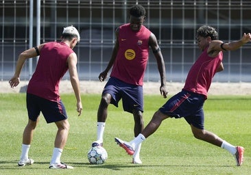 Pedri, Jesse Bisiwu y Lamine Yamal, durante el entrenamiento.