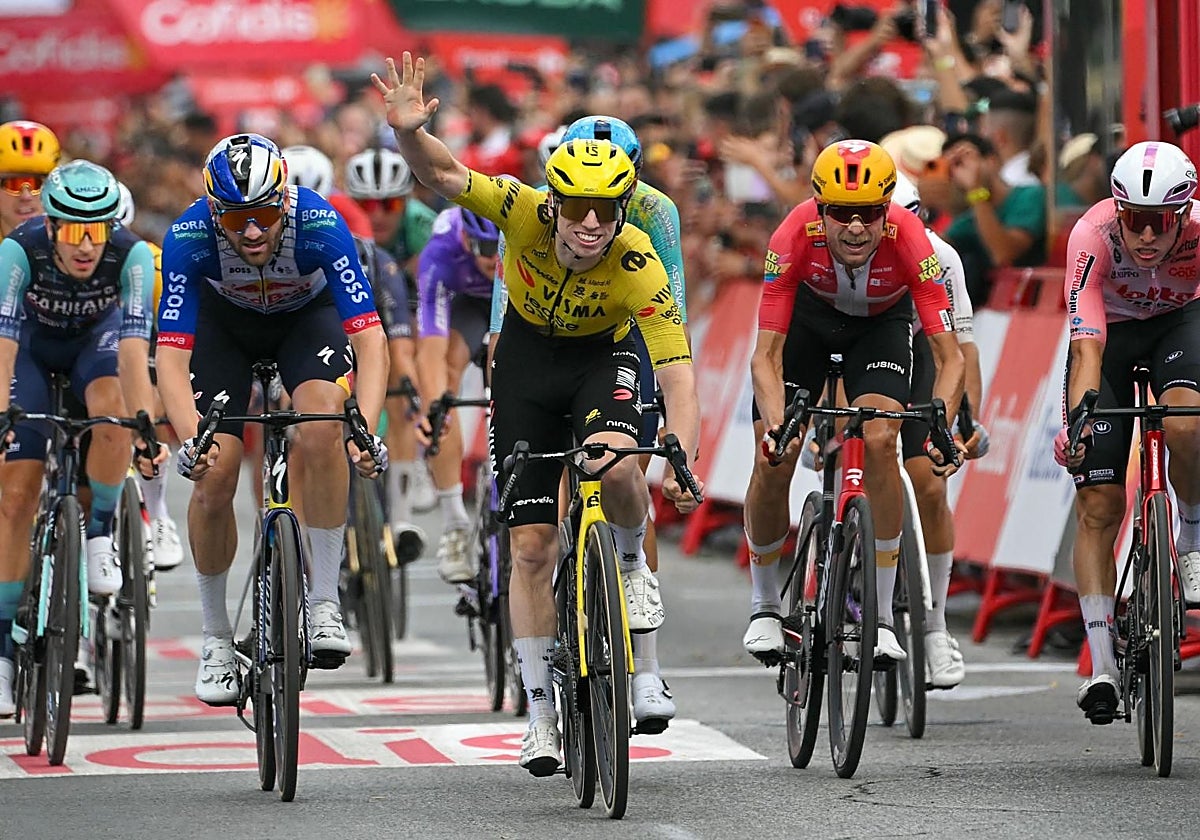 El Visma emula 'la finta y el sprint' en Sevilla