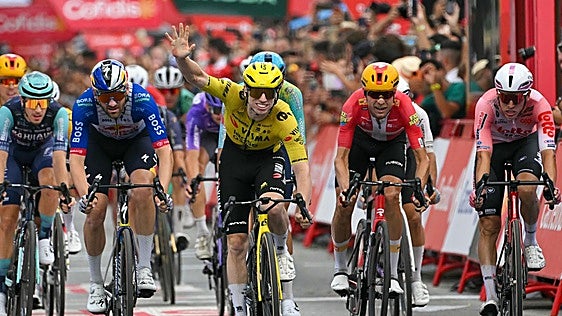 El Visma emula 'la finta y el sprint' en Sevilla