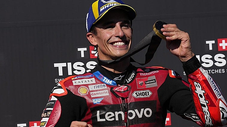 Marc Márquez se sale en el sprint y bate a Bezzecchi en su casa