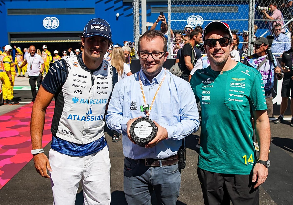 Fernando Alonso y Carlos Sainz, con un Marshall de la FIA.
