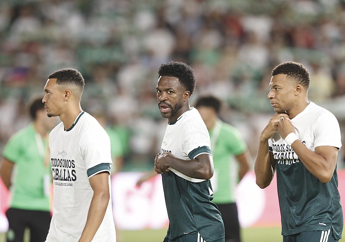 Vinicius y Mbappé, con la camiseta de apoyo a Ceuta a medio poner.
