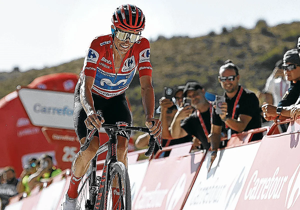 Enric Mas cruza la línea de meta en la etapa 20 con final en el Collado del Alguacil.