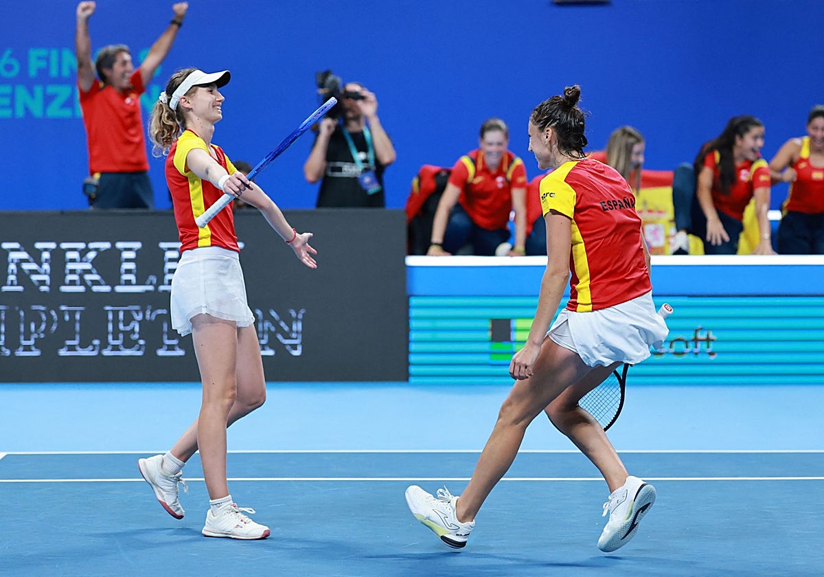 Cristina Bucsa y Sara Sorribes, tras su triunfo en el dobles contra Kazajistán.