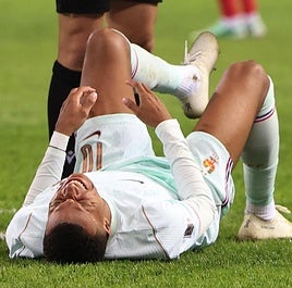 Kylian Mbappé se duele de su rodilla izquierda.