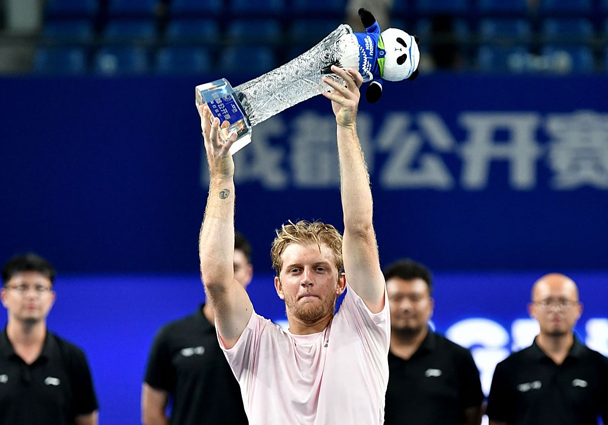 Alejandro Davidovich levanta el trofeo en Chengdú.