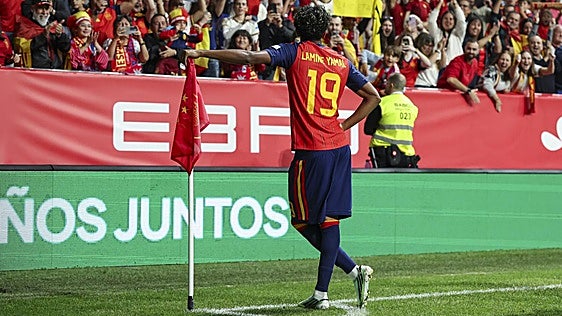 Lamine y una España sin techo, pero con alguna grieta