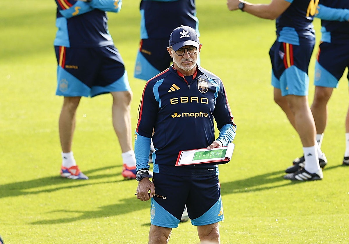 Luis de la Fuente, durante el entrenamiento de España este lunes.
