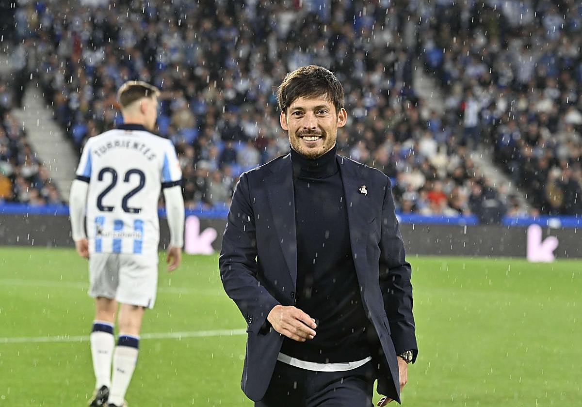 David Silva, vestido de calle, durante un Real Sociedad-Real Madrid en el que los aficionados donostiarras le rindieron tributo