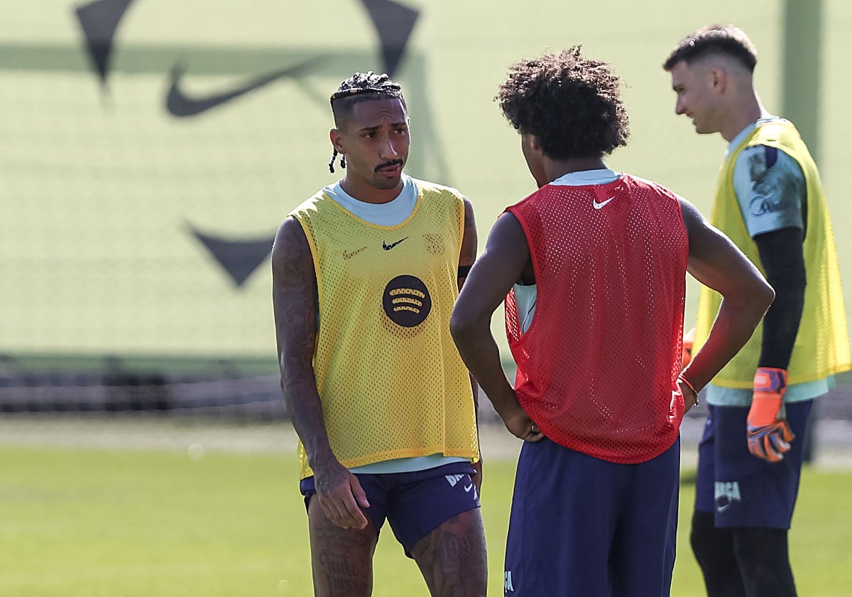 Raphinha, único tocado del Barça por el virus FIFA