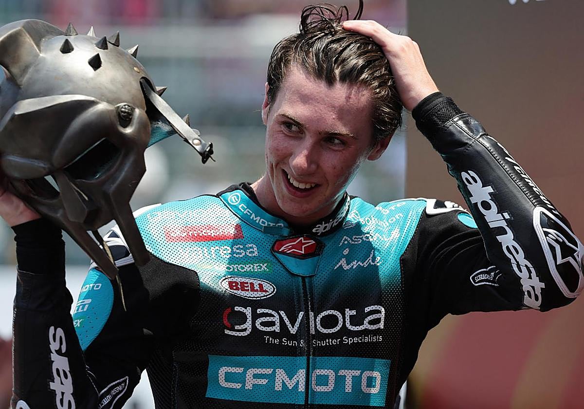 Máximo Quiles celebra con un casco vikingo tras ganar la carrera de Moto3.