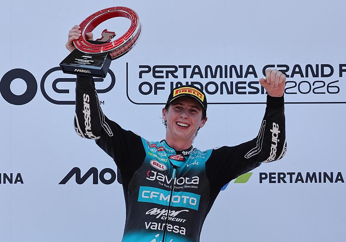 Máximo Quiles celebra en el podio con el trofeo tras ganar la carrera de Moto3.