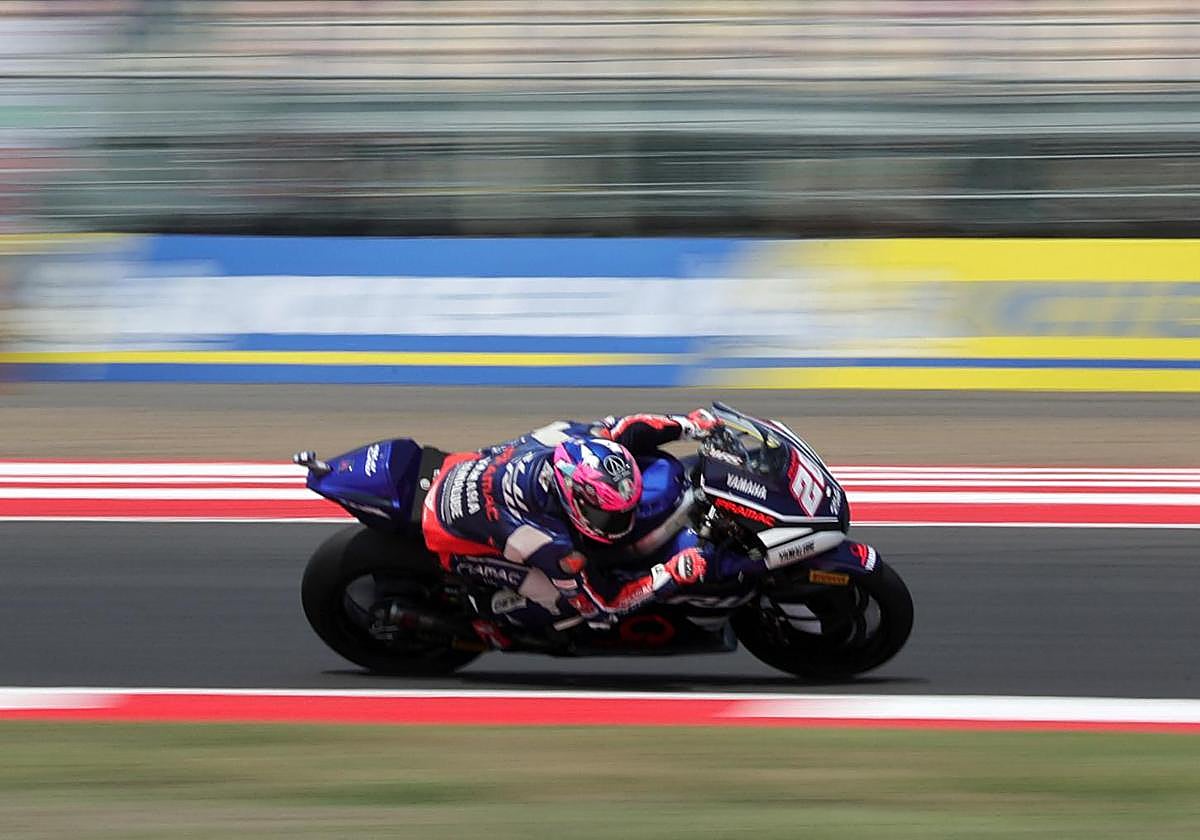 Izan Guevara en acción durante la carrera de Moto2.