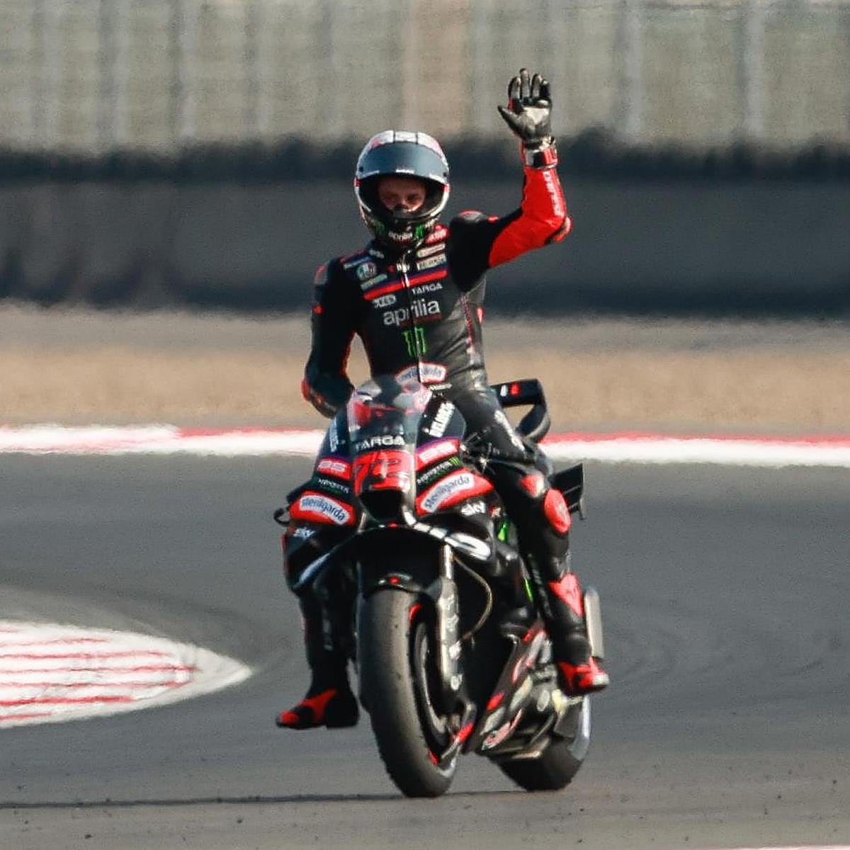 El italiano Marco Bezzecchi celebra tras ganar la carrera de MotoGP.