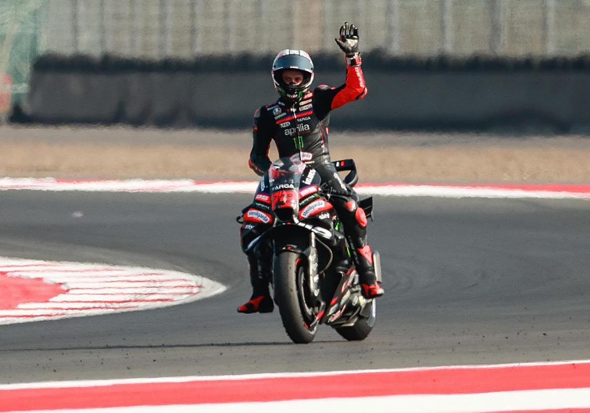 El italiano Marco Bezzecchi celebra tras ganar la carrera de MotoGP.
