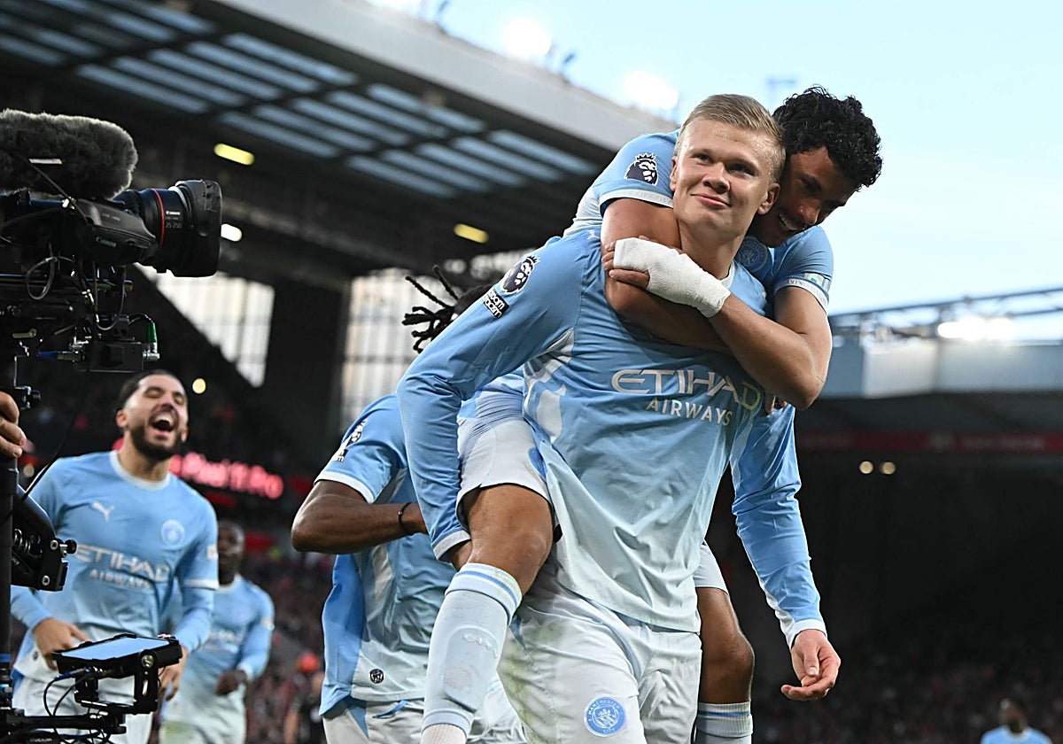 Haaland celebra su gol al Liverpool en Anfield.