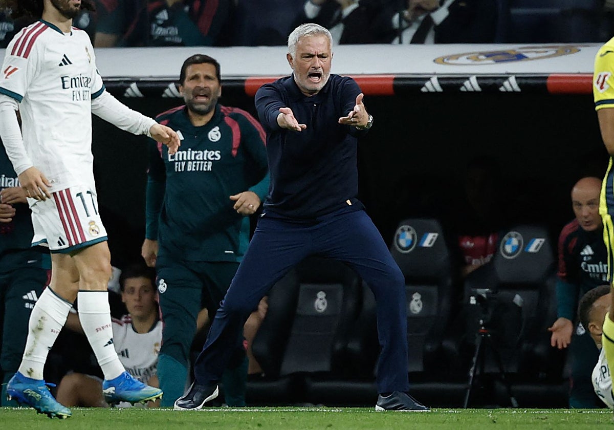 José Mourinho protesta airadamente durante el partido entre el Real Madrid y el Villarreal.