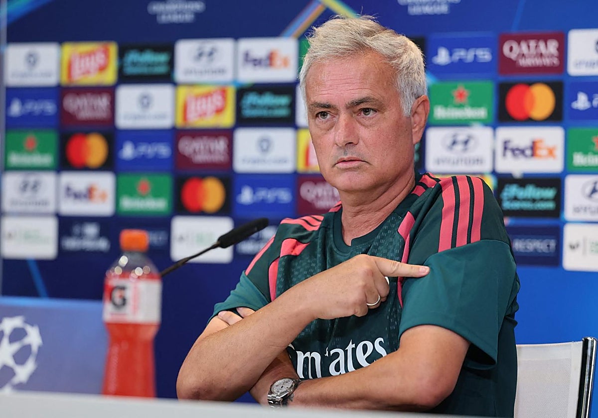 José Mourinho: «Os invito solo a ver el primer minuto del partido del Villarreal, vedlo y hablamos el sábado»