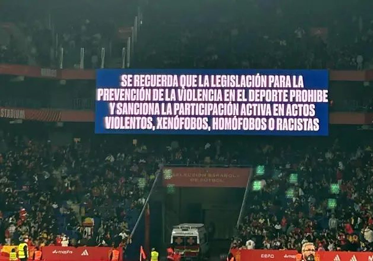 Se emitieron advertencias por megafonía y videomarcadores para que cesaran los cánticos.