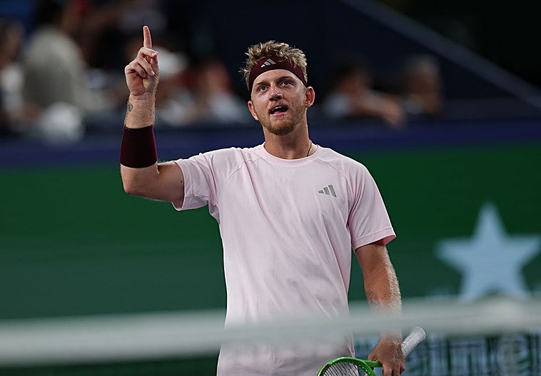 Davidovich tumba a Zverev y se mete en la final de Shanghái