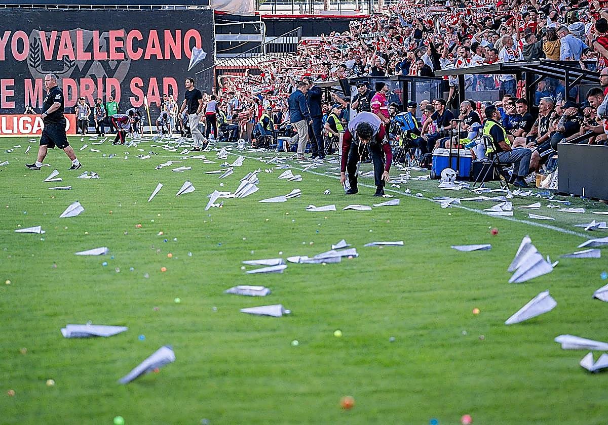 Momento en el que cayeron aviones de papel y bolas de plástico y goma al césped de Vallecas.