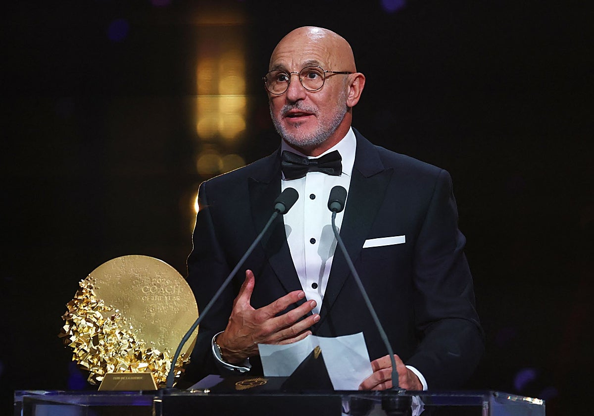 Luis de la Fuente: Named Best Coach in the World via Johan Cruyff Trophy