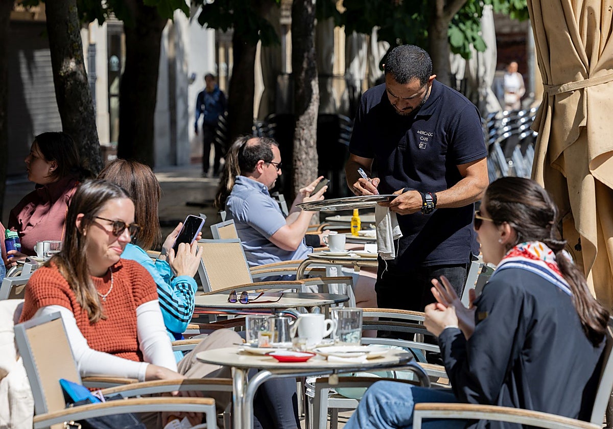 Los extranjeros vuelven a tirar del empleo y lo empujan al máximo de 22,4 millones de afiliados en junio