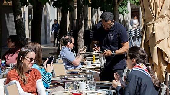 Los extranjeros empujaron el empleo en junio hasta el récord de 22,46 millones de afiliados