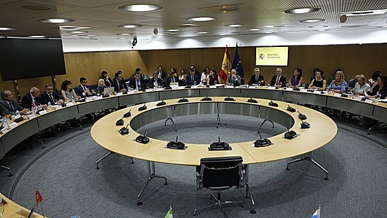 Hacienda permite a las comunidades un déficit del 0,1% y recursos récord en el último año de legislatura