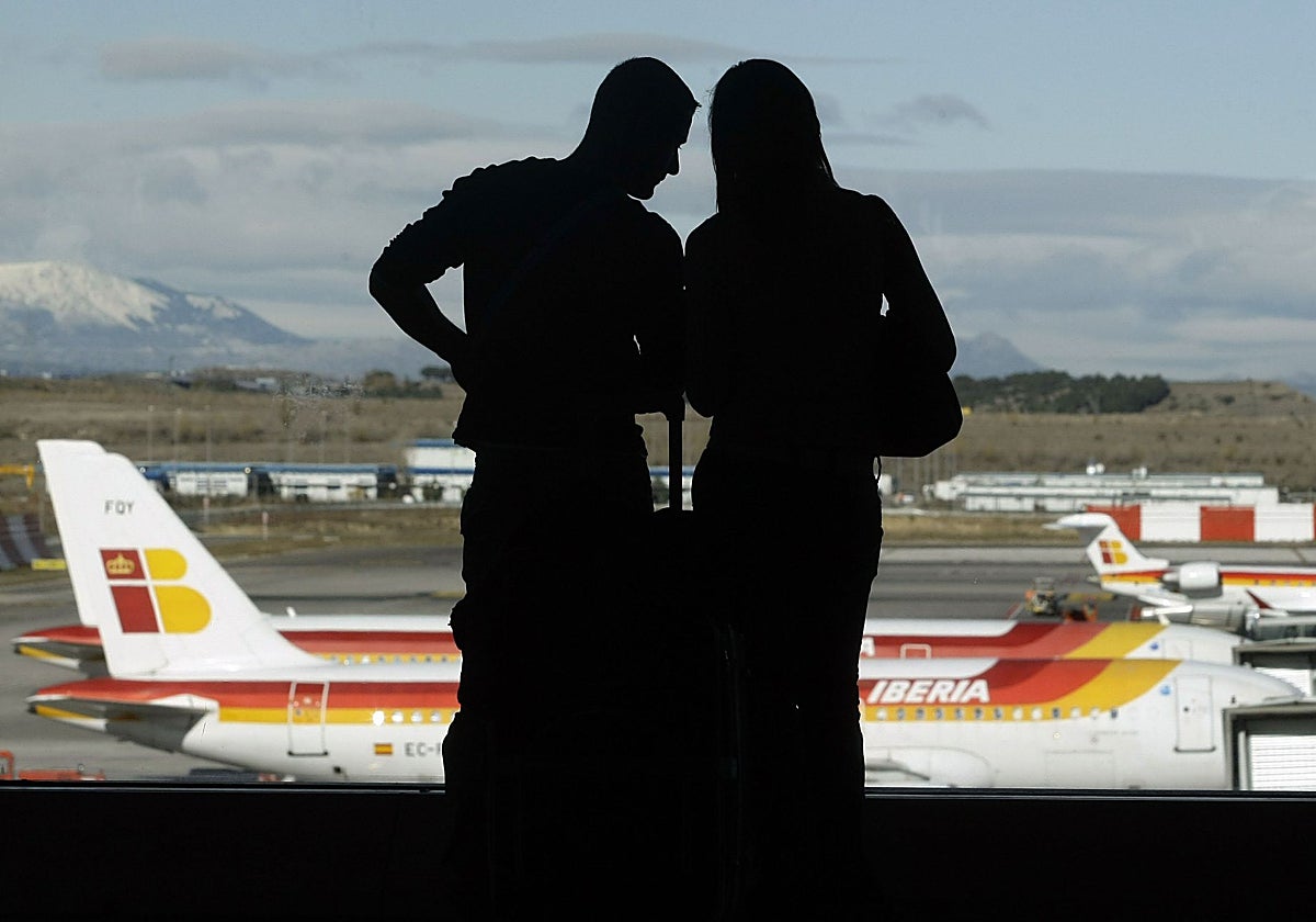 España falla en retener a sus jóvenes y pierde 8.600 al año pese a la mejora de la economía