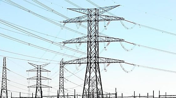 Red Eléctrica vuelve a 'desconectar' a la gran industria tras otra 'caída' eólica