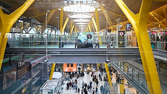 Aena gana 1.002 millones en el primer semestre y mejora su previsión de tráfico de pasajeros