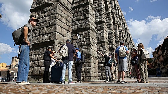 España recibe más turistas hasta junio y allana el camino al récord de 100 millones de visitantes